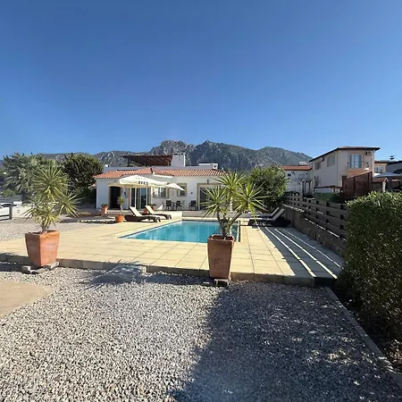 Alsancak Kyrenia 3 Bed Family Bungalow With Private Pool, Barbeque Roof Top 5 Minutes To Merit Hotel Phicardou