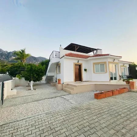 Alsancak Kyrenia 3 Bed Family Bungalow With Private Pool, Barbeque Roof Top 5 Minutes To Merit Hotel ヴィラ Phicardou