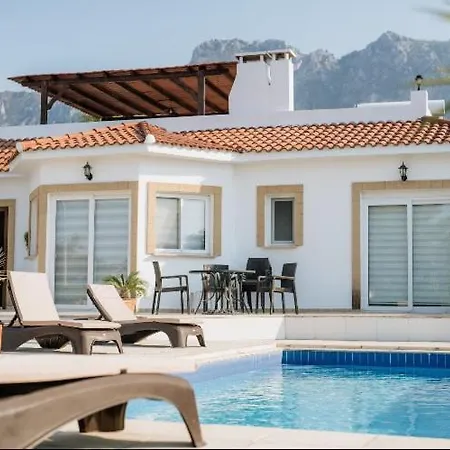 Villa Alsancak Kyrenia 3 Bed Family Bungalow With Private Pool, Barbeque Roof Top 5 Minutes To Merit Hotel *